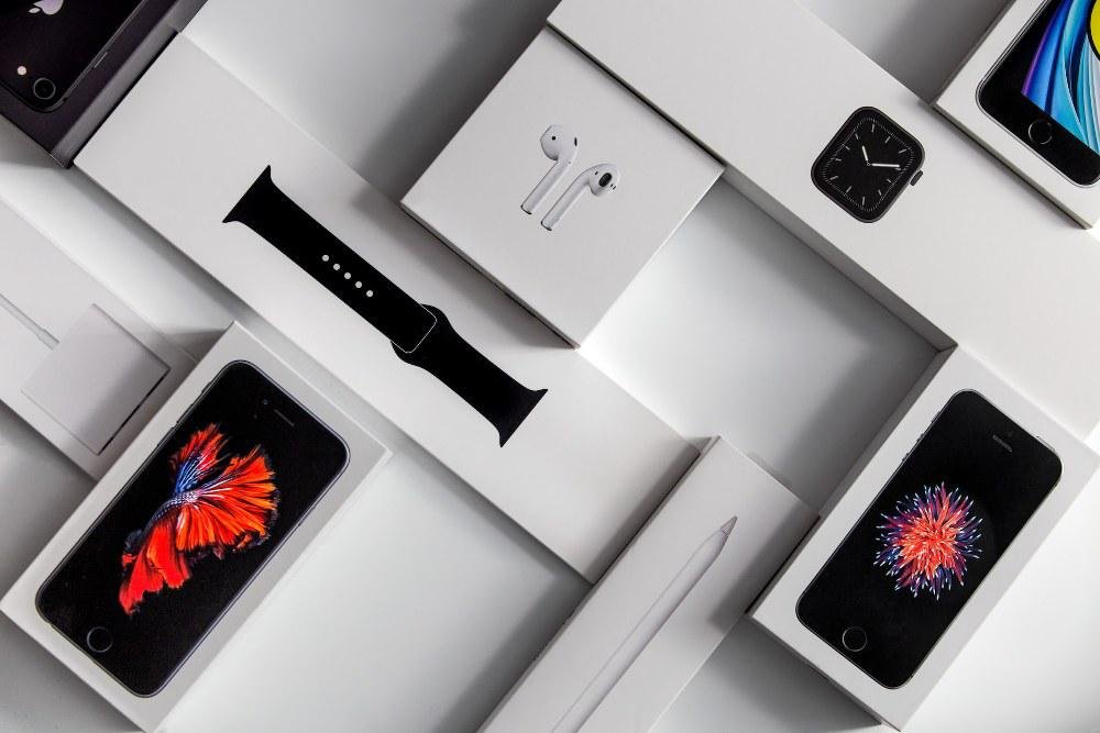 Foram roubados cerca de 500 produtos da Apple, entre relógios, fones e celulares.