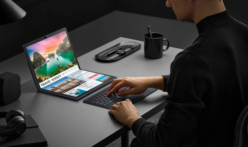 O notebook dobrável conta com uma dobradiça robusta de 180º e possui verificação Intel Evo.