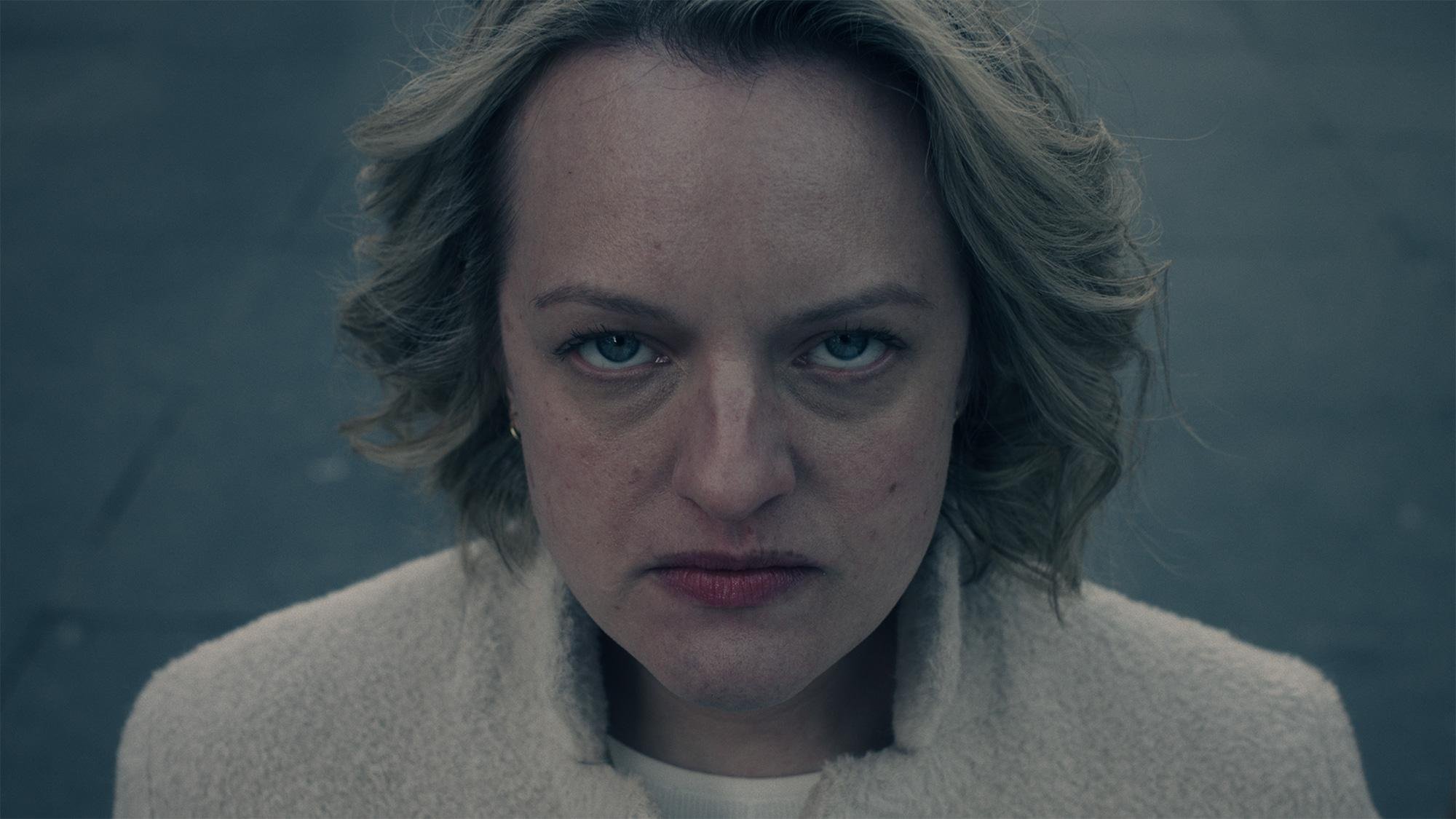 Elisabeth Moss em O Conto da Aia.