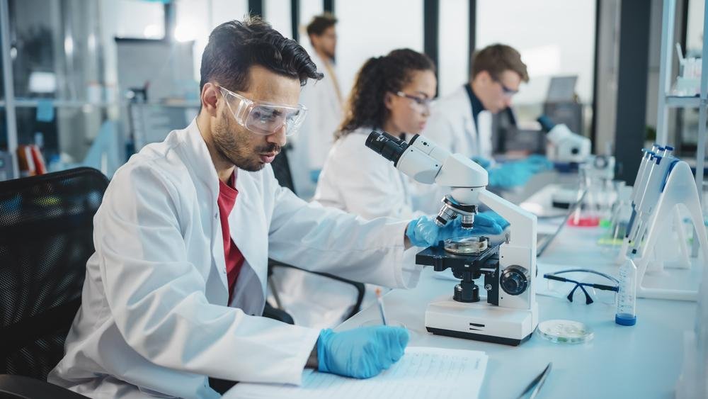 Cientistas trabalhando em laboratório de pesquisa (crédito: Shutterstock)