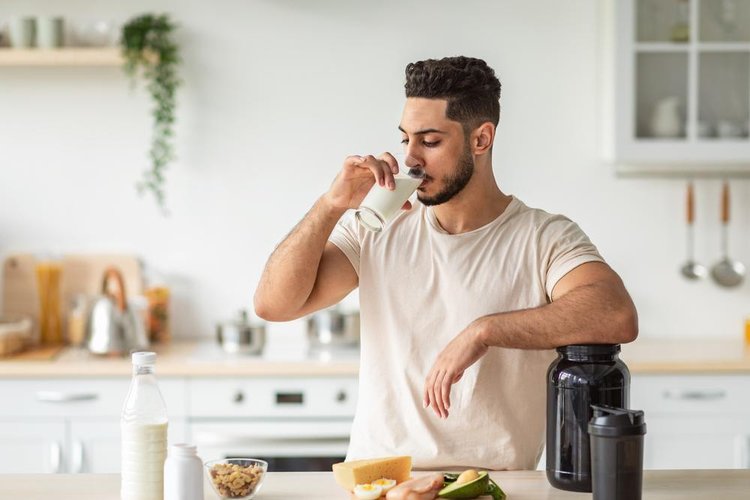 Antes do treino, dê preferência a alimentos leves, proteínas e carboidratos (Fonte: Shutterstock)