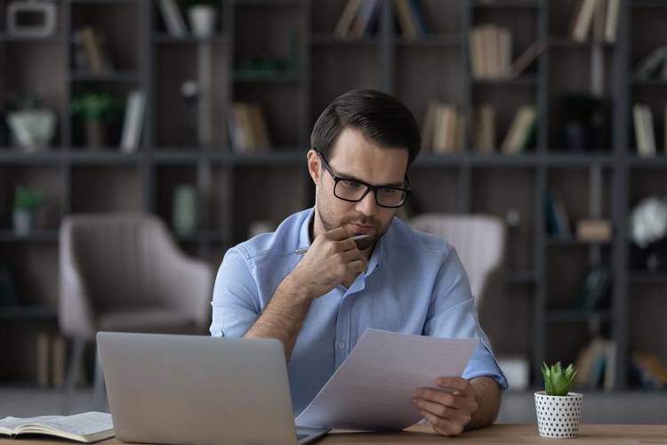 No Sistema de Amortização Constante, as parcelas mensais têm preço decrescente. (Fonte: Shutterstock)