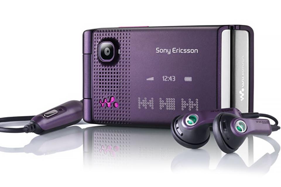 Walkman W380 na cor roxa. (Fonte: Sony Ericsson via GSMArena / Reprodução)