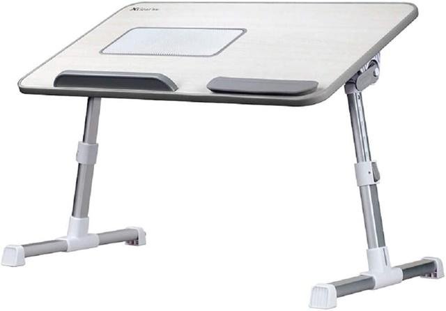 Uma mesa articulada pode ajudar a melhorar a ergonomia do home office.