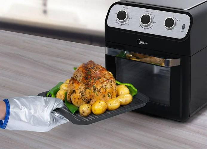 Essa Air Fryer 12L tem três prateleiras vazadas para dispor os alimentos.