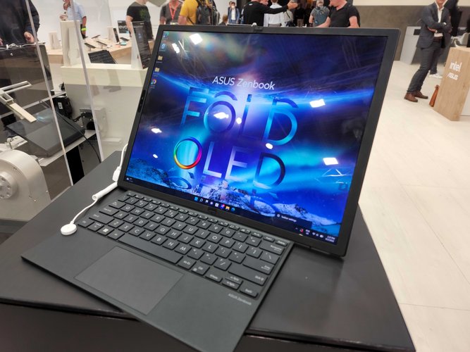 Zenbook 17 Fold OLED