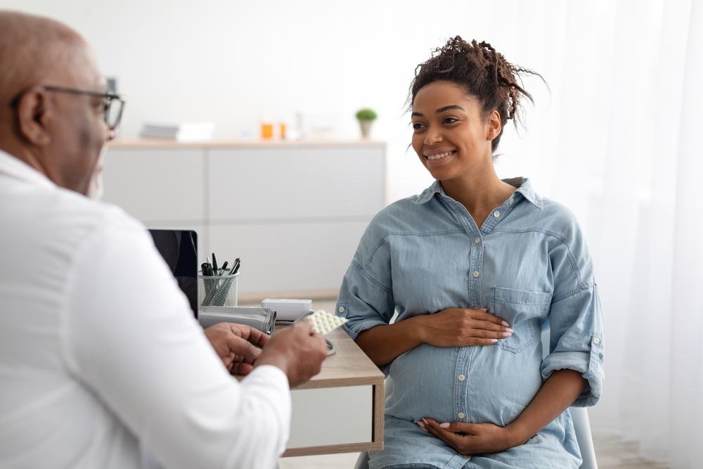 Com ajuda profissional é possível ter uma gravidez saudável mesmo com endometriose (Fonte: Shutterstock)