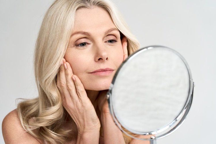 Quando usada na pele, a niacinamida previne o surgimento de rugas e linhas finas (Fonte: Shutterstock)