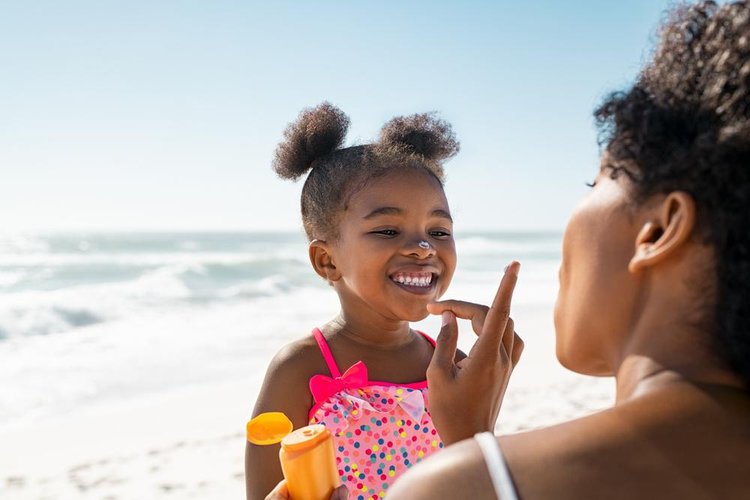A vitamina pode ajudar também a recuperar os danos causados pela exposição ao sol (Fonte: Shutterstock)