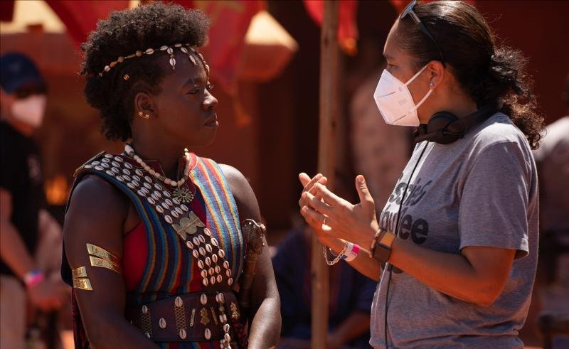 Viola Davis e Gina Prince-Bythewood no set de 'A Mulher Rei'.