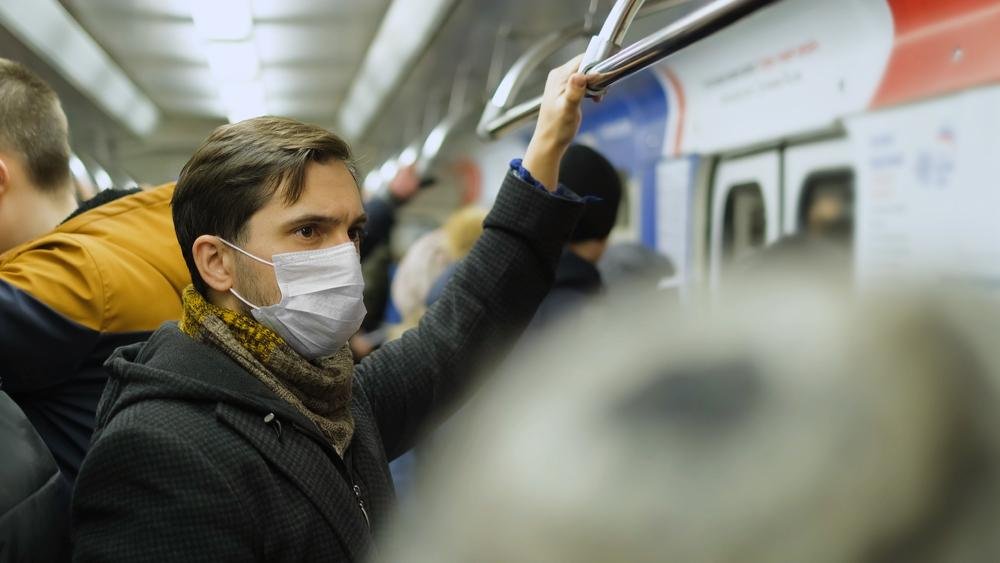O governo continuará monitorando os dados epidemiológicos para entender a necessidade do uso de máscara.