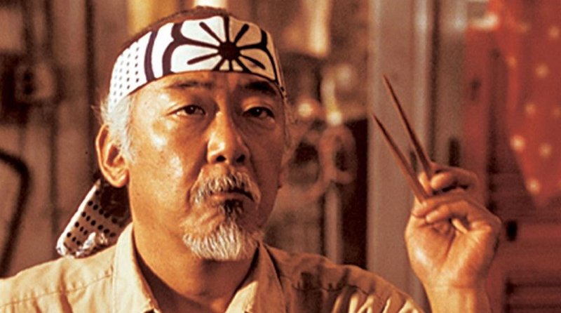 O Sr. Miyagi é um dos personagens centrais da franquia Karatê Kid. (Columbia Pictures/Reprodução)