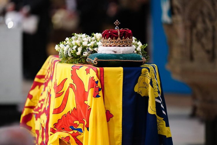 O caixão da rainha Elizabeth II, do Reino Unido, dentro da Catedral de st. Giles, na Escócia