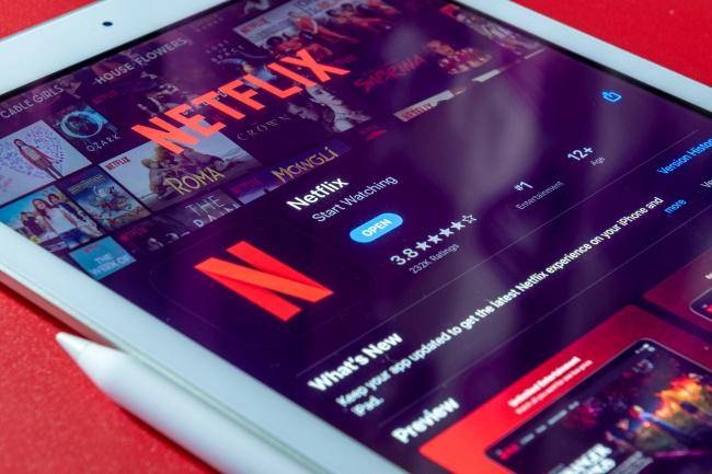 O plano com anúncios da Netflix deve ser lançado ainda este ano.