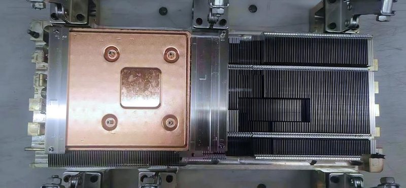 Heatsink da suposta RTX 4090 que apareceu no set da Lenovo.