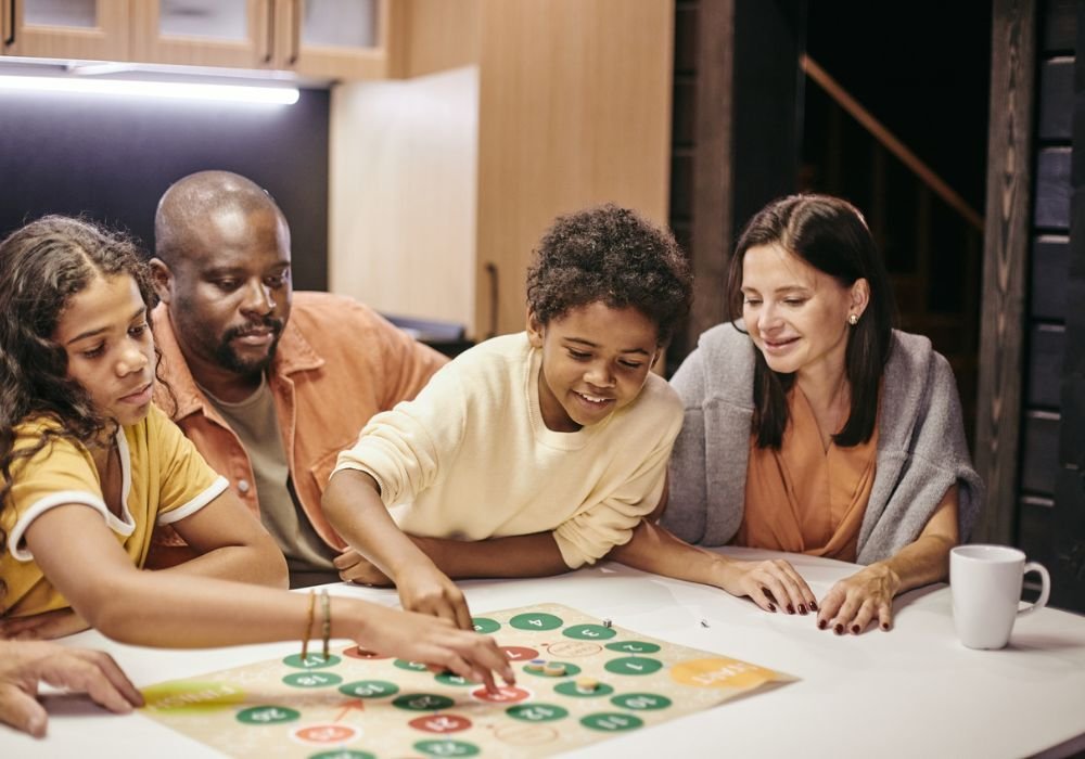 Amigos Descansando Com Jogos De Tabuleiro Em Casa. Personagens De