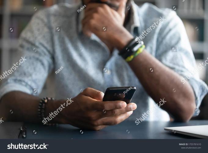Os clientes da Oi Móvel foram divididos entre a TIM, a Vivo e a Claro.