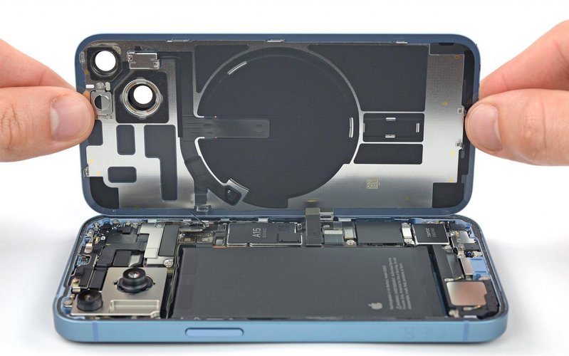 Parte interior do iPhone 14, que dispensa o uso de cola na montagem da proteção traseira. (Fonte: iFixit / Reprodução)