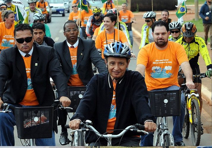 Pessoas andando de bicicleta