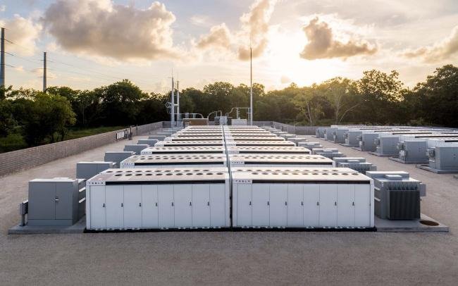 Cada unidade da Tesla Megapack armazena mais de 3 MWh de energia.