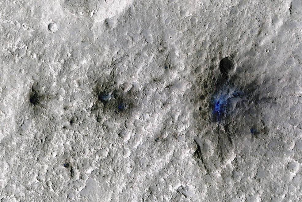 A cor azul corresponde à poeira produzida e movida pela explosão do impacto.