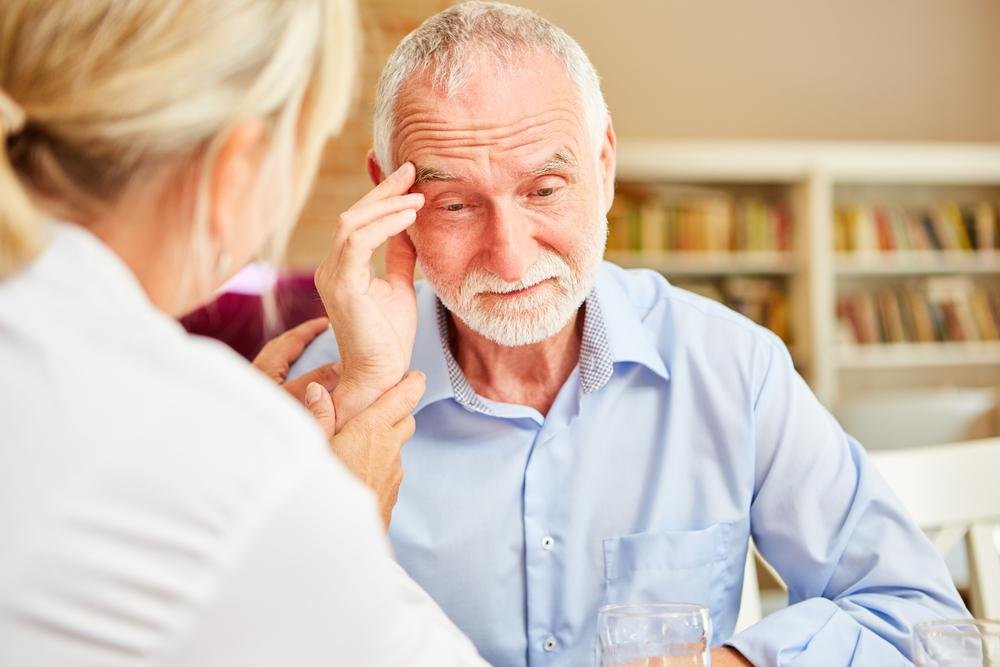 Alzheimer tem características hereditárias, e em alguns casos, a doença pode se manifestar de forma precoce antes dos 50 anos de idade.