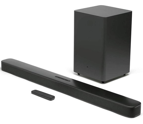 Essa soundbar JBL é a que possui os graves mais potentes entre os modelos da lista.