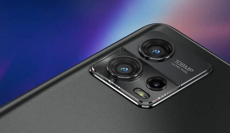 Conjunto de câmeras na parte de trás do Moto G72.