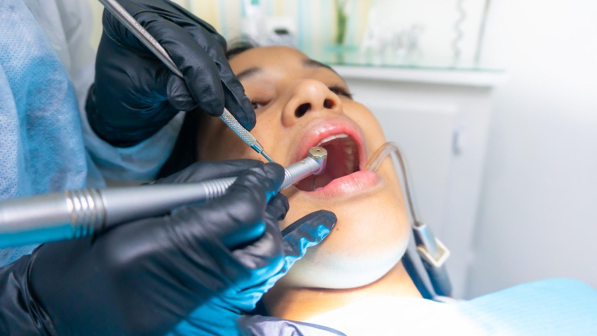 Na suspeita da doença, é necessário consultar um dentista para o diagnóstico  adequado (Fonte: Unplash/lafayett zapata montero)