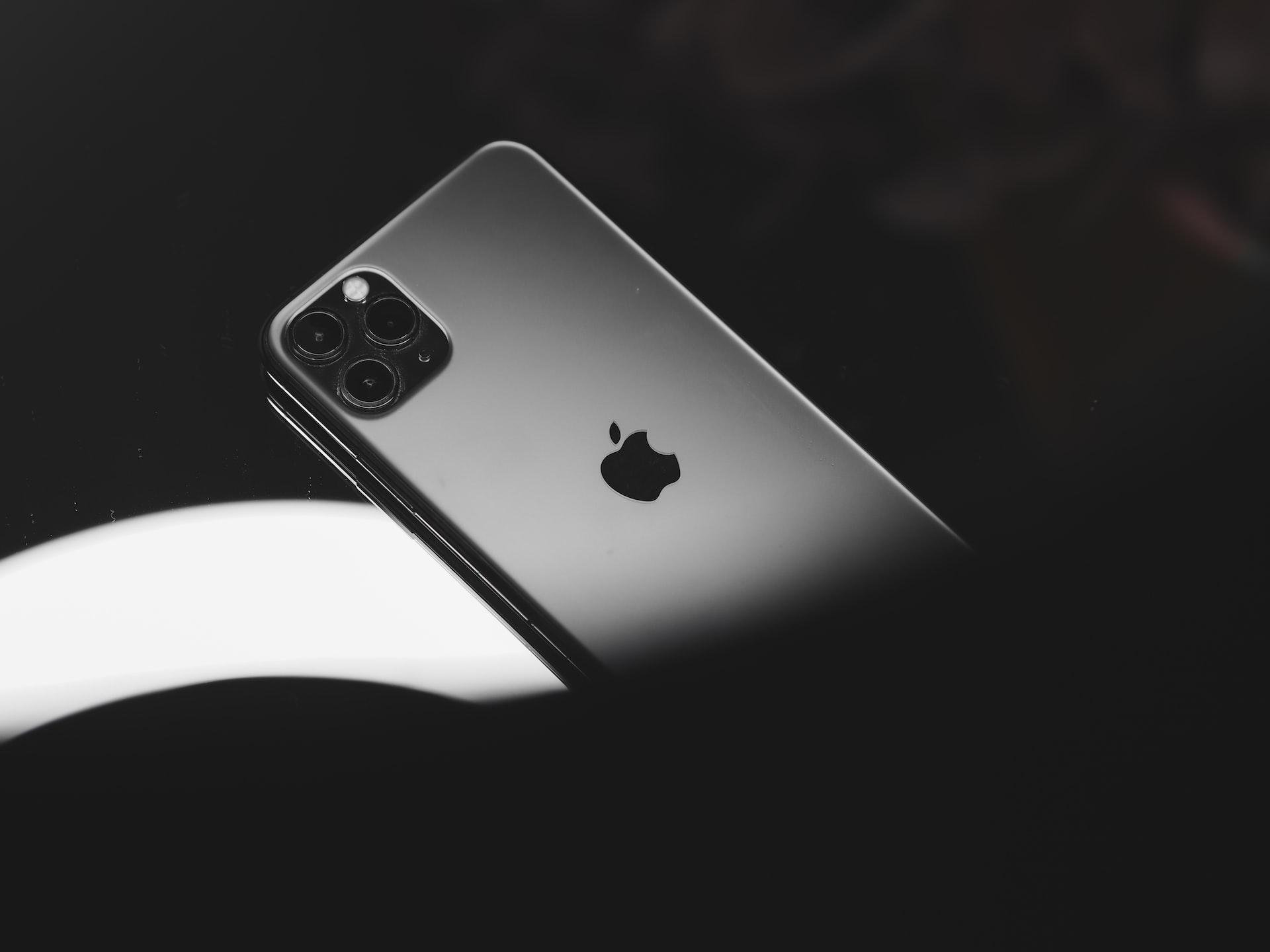 Em 2017, a Qualcomm alegou que os iPhones infringiram o uso de tecnologias móveis desenvolvidas pela empresa.