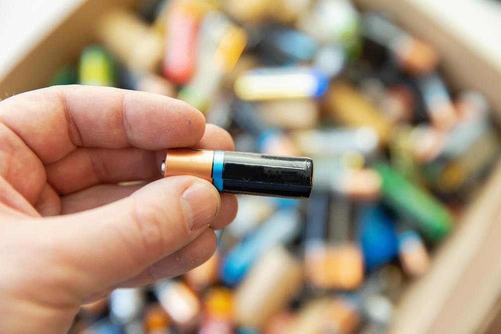 Qualquer pilha ou bateria funciona a partir do mesmo princípio: transferência de elétrons (Fonte: Shutterstock)