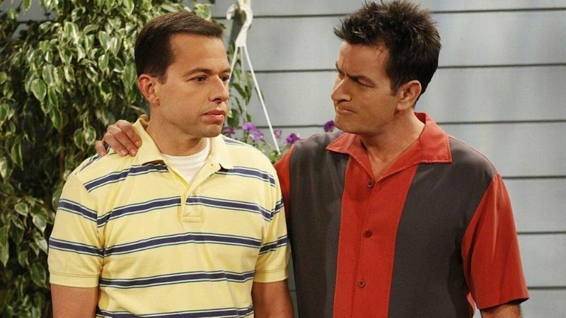 Alan Harper e seu irmão Charlie Harper na série Two and a Half Men