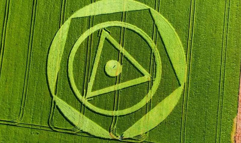 Apesar da suspeita de extraterrestres, os proprietários do terreno ainda não descobriram quem foi o "artista".