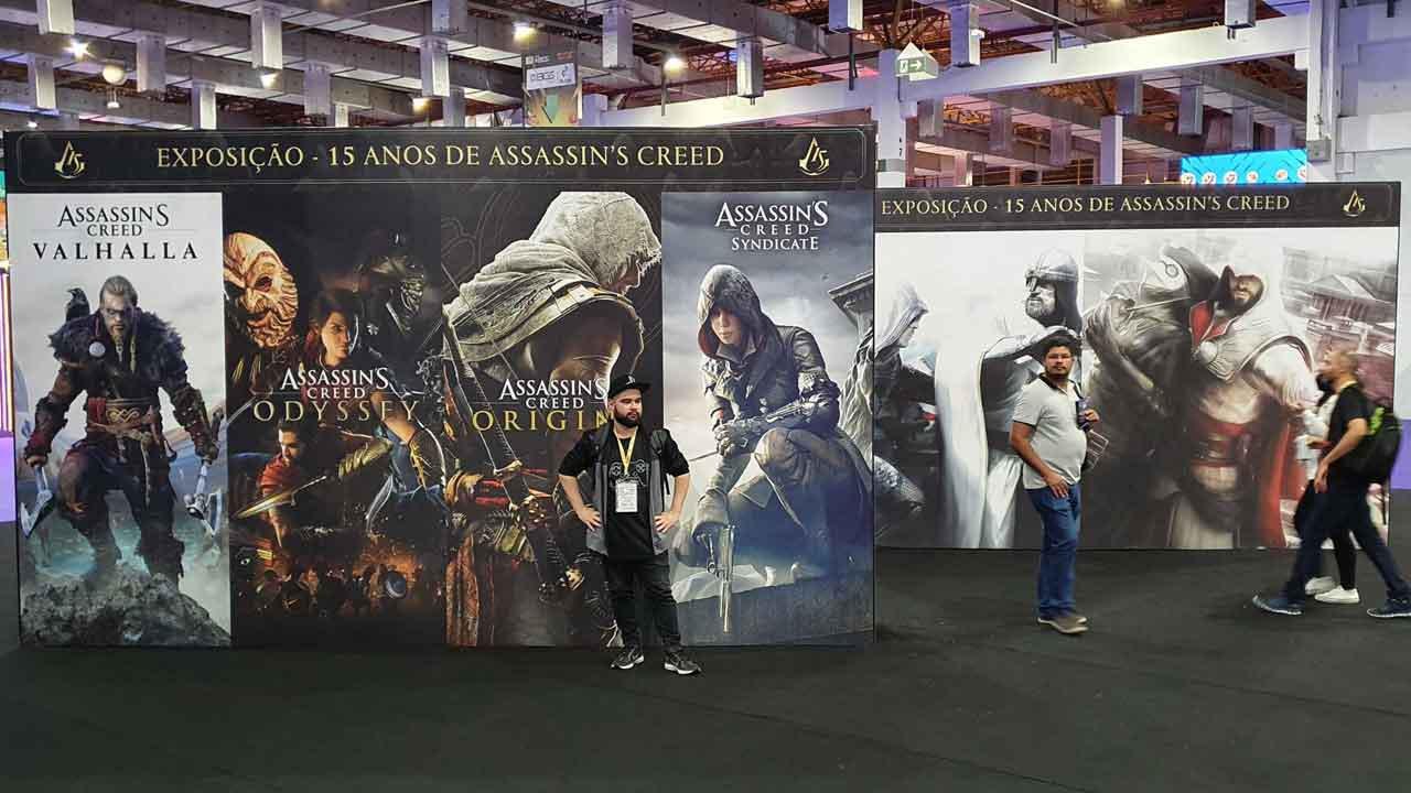 Estande da PlayStation na BGS 2022 traz espaço dedicado aos 15 anos de Assassin's Creed.