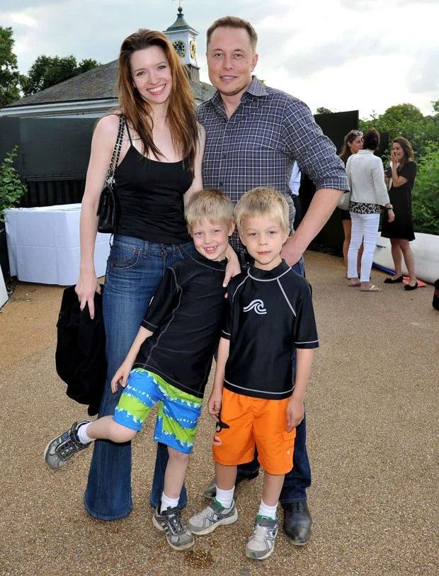 JustineThomas e Elon Musk, com Xavier (hoje Vivian) e Griffin. (Fonte: Shutterstock/Reprodução.)
