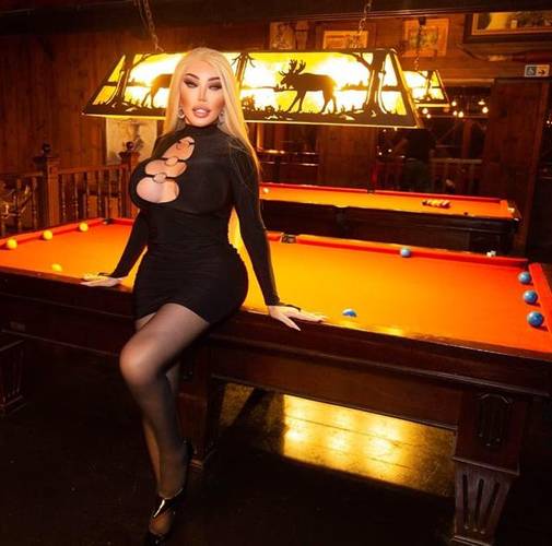 A modelo conhecida como ex-Ken humano é uma das que mais fatura na plataforma.