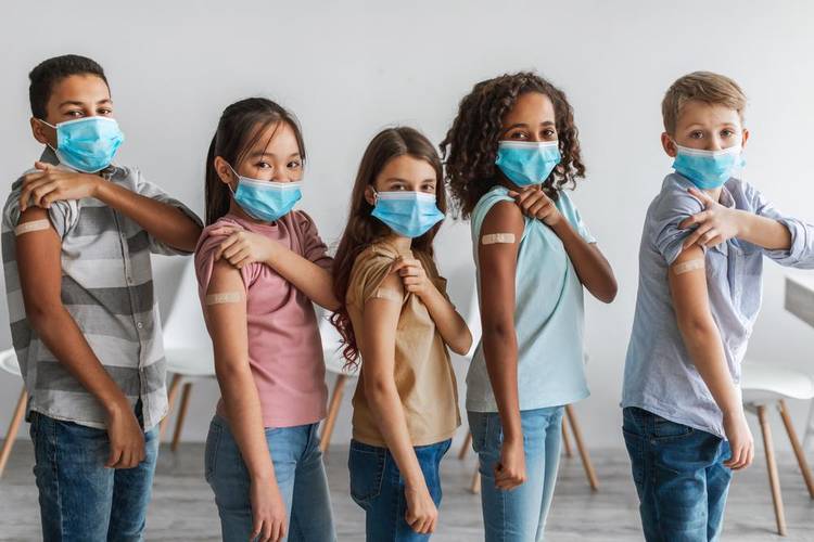 A ampla cobertura vacinal é o fator que impede a ressurgência da doença no país, mas ela tem caído nos últimos anos (Fonte: Shutterstock)