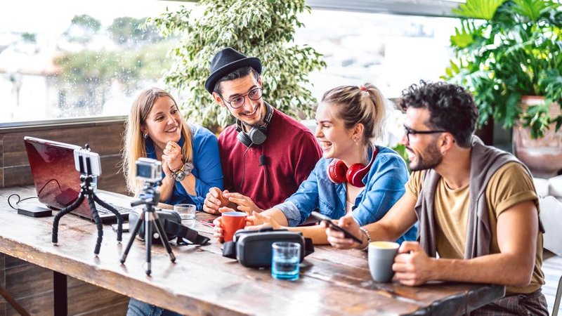 Os Millenials são pessoas que nasceram no final dos anos 90 e se adaptaram melhor às novas tecnologias