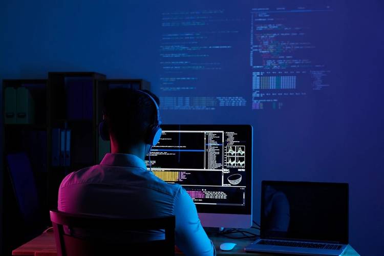 A área de programação é bastante promissora, e este curso foca na linguagem JavaScript.