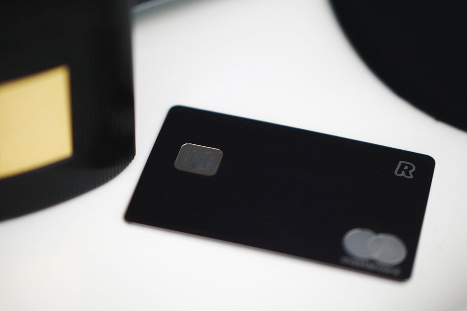 Cartão de crédito de cor preta