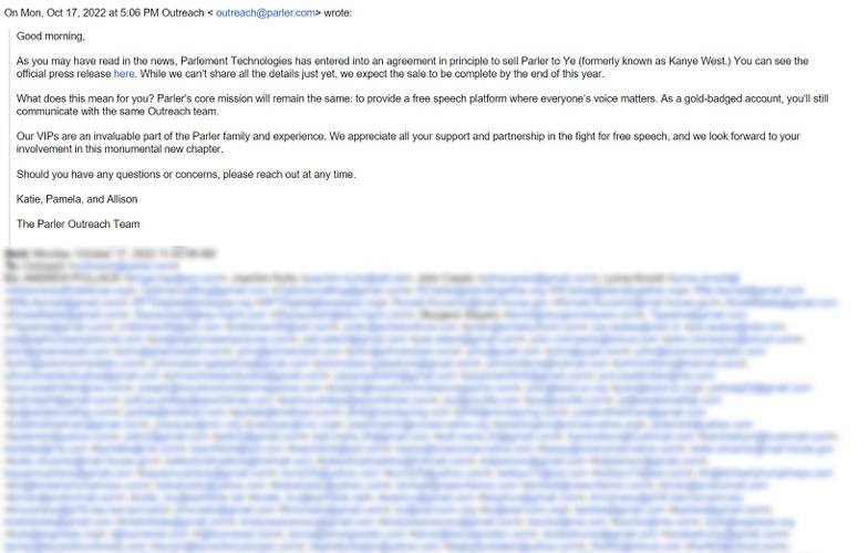 Imagem do e-mail enviado pelo Parler que acidentalmente expôs os contatos de várias figuras públicas.