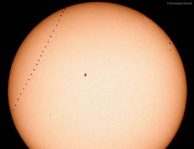 Trânsito de Mercúrio em 2003. Na imagem temos um time-lapse do trânsito: cada ponto representa um momento do trânsito onde o planeta cobria uma parte diferente da luz do Sol.
