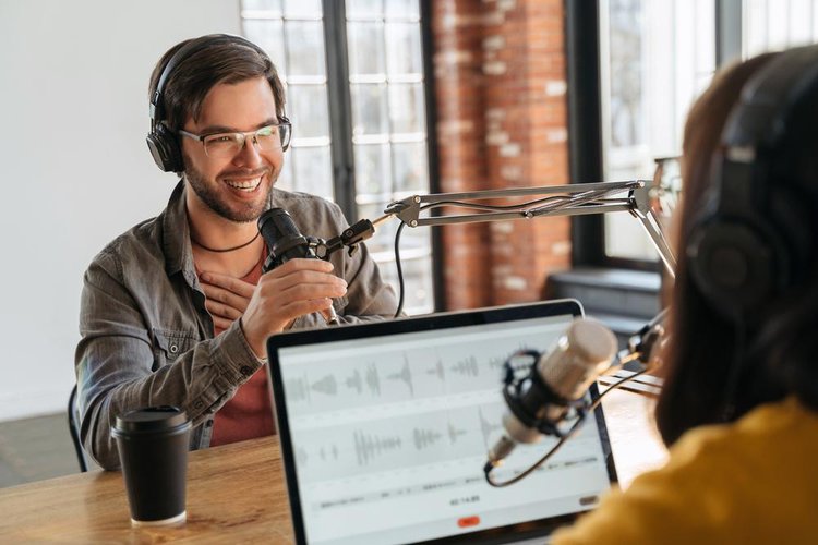 Os podcasts são um grande sucesso entre os jovens.