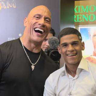 Imagem de Adão Negro: The Rock e Luva de Pedreiro brincam na estreia do filme; veja!