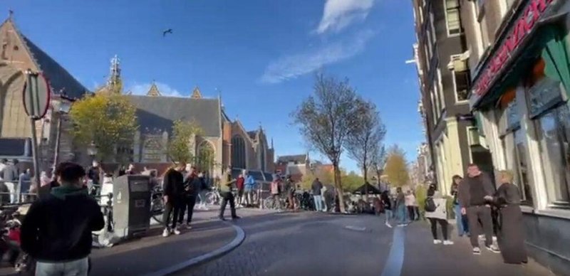 ...Comparada com o mesmo trecho da Amsterdã da vida real. (Fonte: VGC/Reprodução)