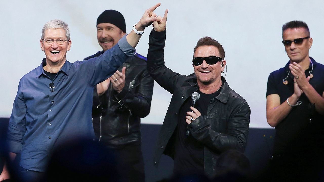 U2 e Tim Cook,CEO da Apple, no anúncio do álbum Songs of Innocence no iTunes em 2014.