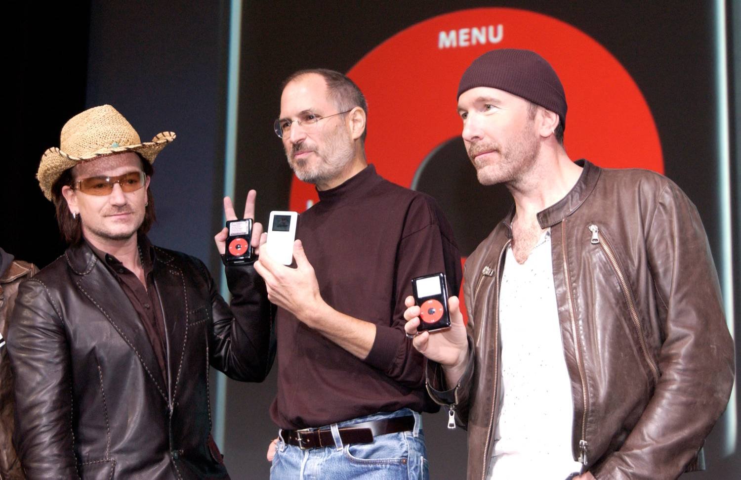 U2 e Steve Jobs na revelação do iPod 4 preto e vermelho em 2004.