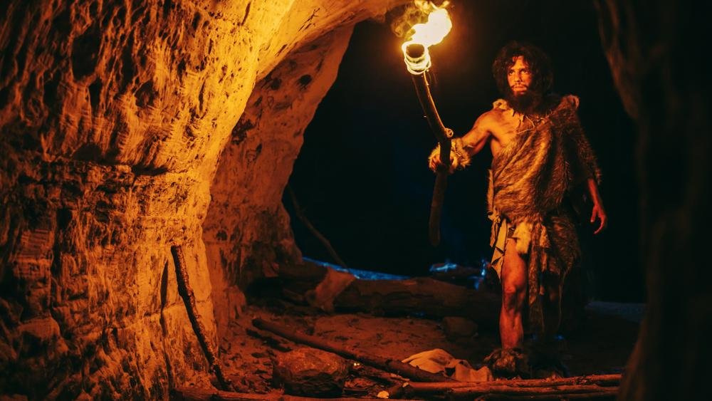 Os vestígios apontam que os neandertais viviam em cavernas, e eram mais bem aclimatados para sobreviverem em locais frios.
