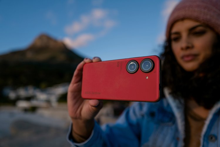 O sistema fotográfico do Zenfone 9 é equipado com 1 câmera frontal e 2 traseiras