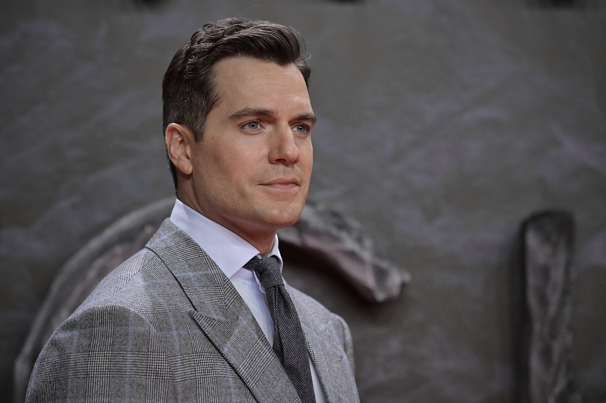 Henry Cavill, astro de Superman, se machuca em filmagem, diz